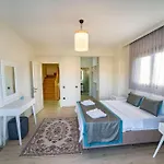 Merkezde Muhtesem Havuzlu Villa