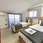 Villa Merkezde Muhtesem Havuzlu Fethiye