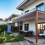 Merkezde Muhtesem Havuzlu Villa Fethiye