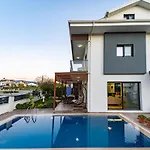 Merkezde Muhtesem Havuzlu Villa Fethiye