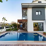 Villa Merkezde Muhtesem Havuzlu