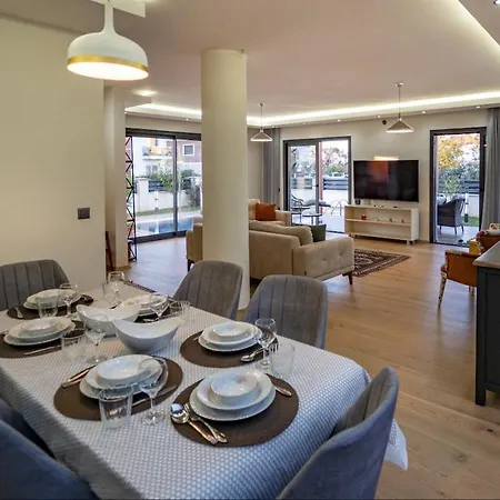 Merkezde Muhtesem Havuzlu Fethiye