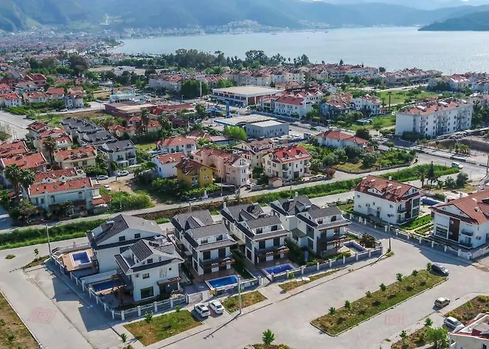 Villa Merkezde Muhtesem Havuzlu