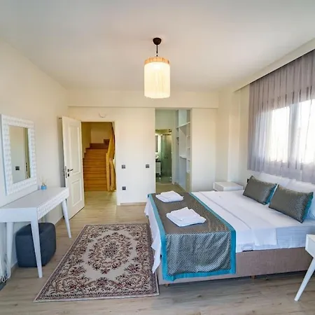 Merkezde Muhtesem Havuzlu Villa