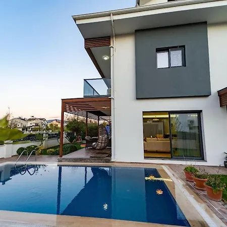 Merkezde Muhtesem Havuzlu Fethiye