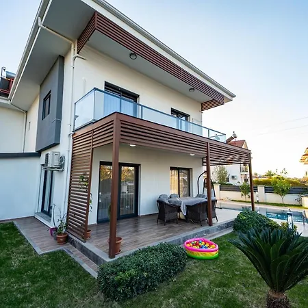 别墅 Merkezde Muhtesem Havuzlu 费特希耶