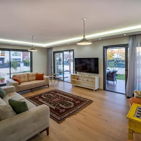 Merkezde Muhtesem Havuzlu Villa