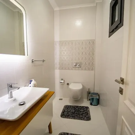 Merkezde Muhtesem Havuzlu Villa