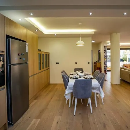 Merkezde Muhteşem Havuzlu Villa Fethiye