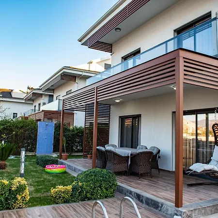 Merkezde Muhtesem Havuzlu Villa Fethiye