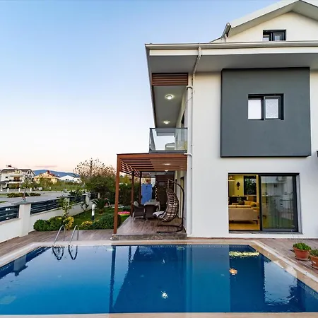 Merkezde Muhtesem Havuzlu Villa Fethiye