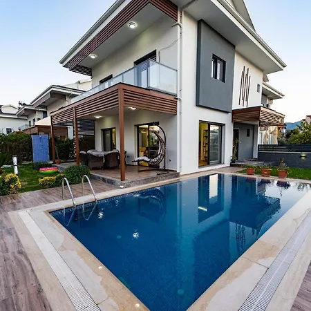 Villa Merkezde Muhtesem Havuzlu *