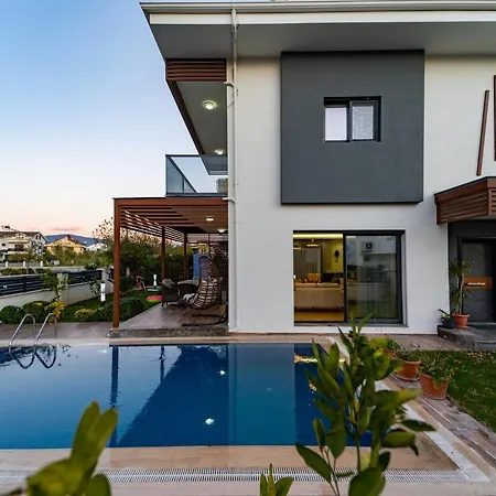 Villa Merkezde Muhteşem Havuzlu