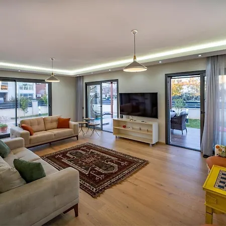 Merkezde Muhteşem Havuzlu Villa *