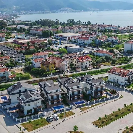 Merkezde Muhtesem Havuzlu Βίλα *