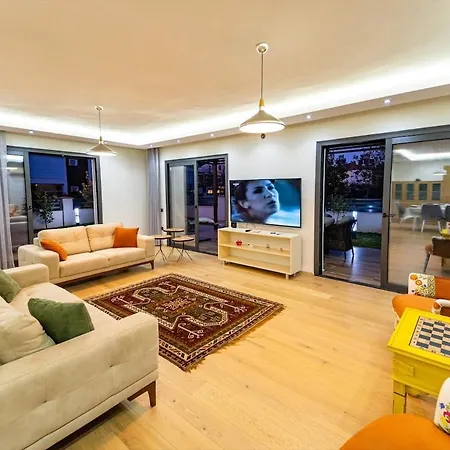 Merkezde Muhteşem Havuzlu Villa Fethiye