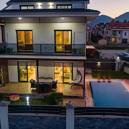 Merkezde Muhtesem Havuzlu Βίλα *