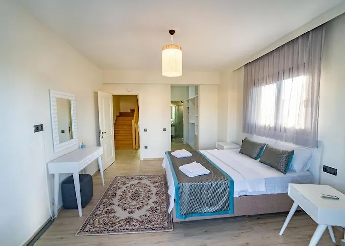 Merkezde Muhtesem Havuzlu Villa