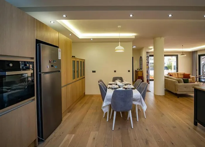 Merkezde Muhtesem Havuzlu Villa Fethiye