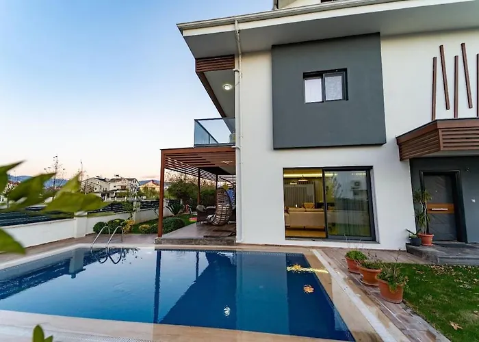 Merkezde Muhtesem Havuzlu Фетхие