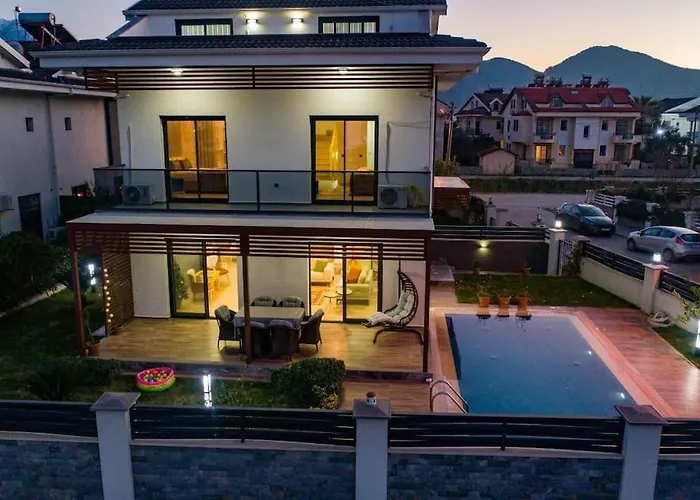 Merkezde Muhtesem Havuzlu Villa *