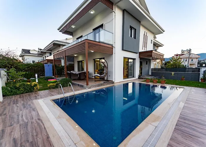 Villa Merkezde Muhtesem Havuzlu *