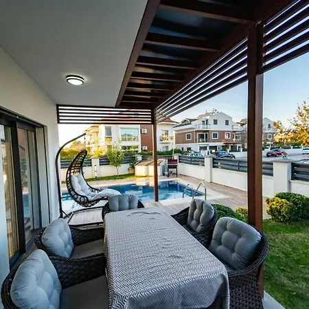 Merkezde Muhtesem Havuzlu * فتحية